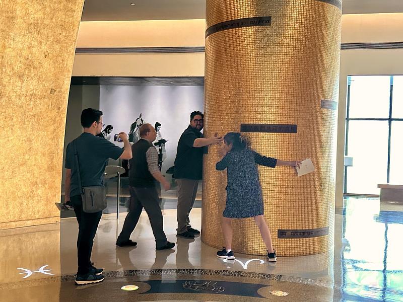 義大利神父對世界宗教博物館金色大廳的兩根金柱印象深刻。（圖由靈鷲山佛教教團提供）