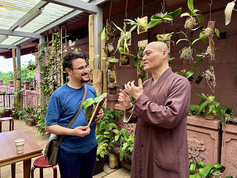 羅西尼神父在聖山寺，與靈鷲山法師深入交流。（圖由靈鷲山佛教教團提供）