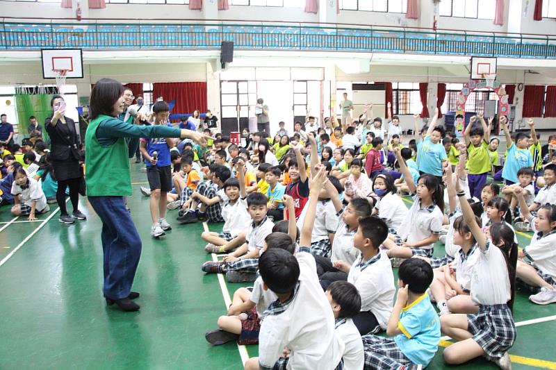 小朋友爭相舉手搶答防災問題