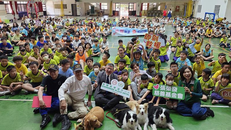 愛的旅程無限菁彩公益計畫-「最萌」防災教育活動大合照(張榮發慈善基金會高級專員劉孟芬(前排右一)、台糖長榮酒店總經理陳彥銘(前排左三)、台灣精英國際搜救協會榮譽理事長張斌(前排左一)、台南市安平國小校長劉珍琳(前排左五))