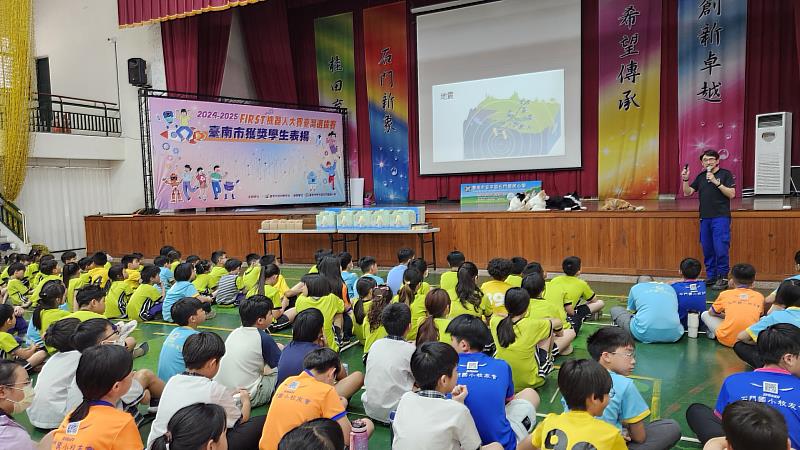 台灣精英國際搜救協會教導學生防災知識