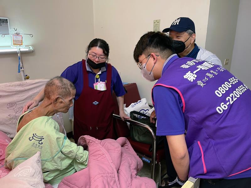 黃彥愷(穿紫色背心者)擔任督導員，在家屬與照護員擔任協調管理的角色