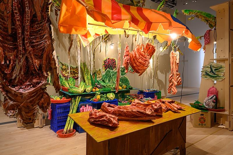 唐唐發《芭蕉菜奇雅》以及仿製生鮮魚肉、蔬果的繪畫，營造出逼真的市場攤販。（攝影師：王世邦）