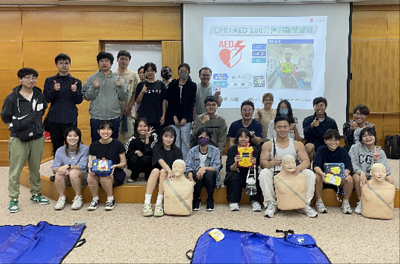 CPR+AED證照班，講師和學員大合照。