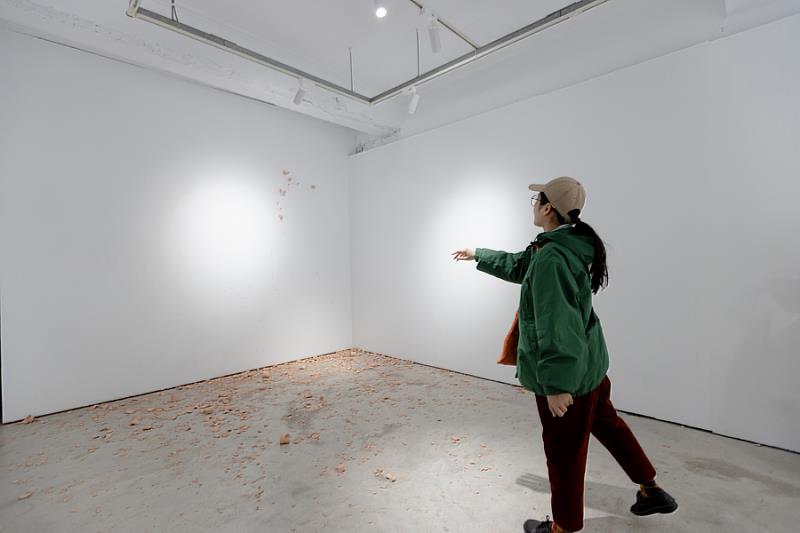 邀展藝術家李珮瑜展出於節點藝術空間，《請你喝杯》結合臺灣「奉茶」傳統與印度街頭特色，邀請觀眾摔碎或帶走特製杯子