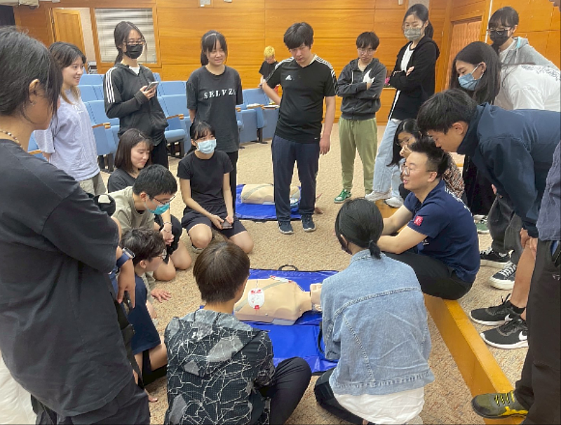 CPR+AED證照班，學員認真聽講。