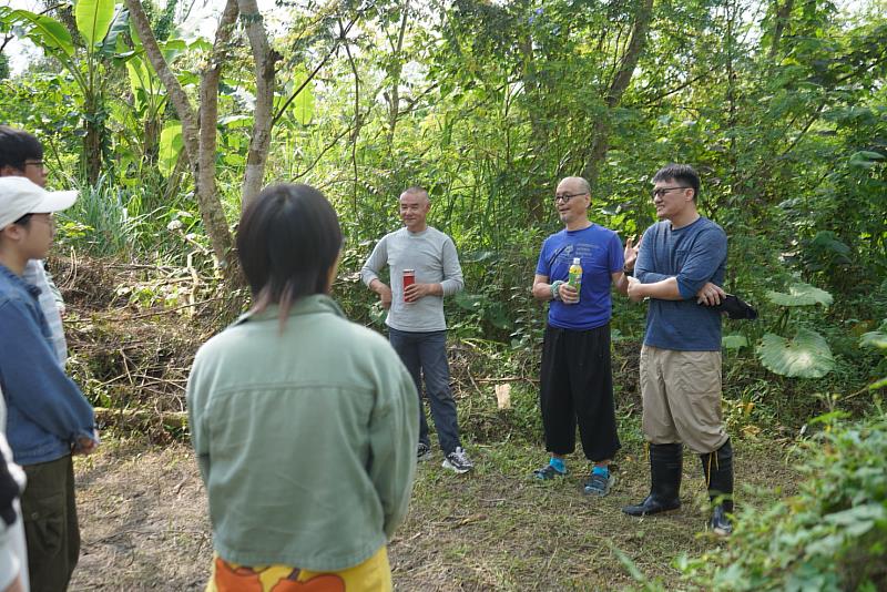 李宏韡老師(中)、潘添祺主任(左)與伍昭南組長(右)講解雞隻進駐的注意事項。