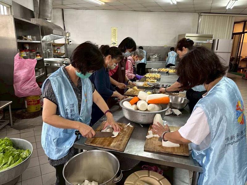 頂新和德文教基金會攜手永靖慈濟環保站、永北社區發展協會、成美文化園志工一起料理餐點，供香客食用。（頂新和德文教基金會提供）
