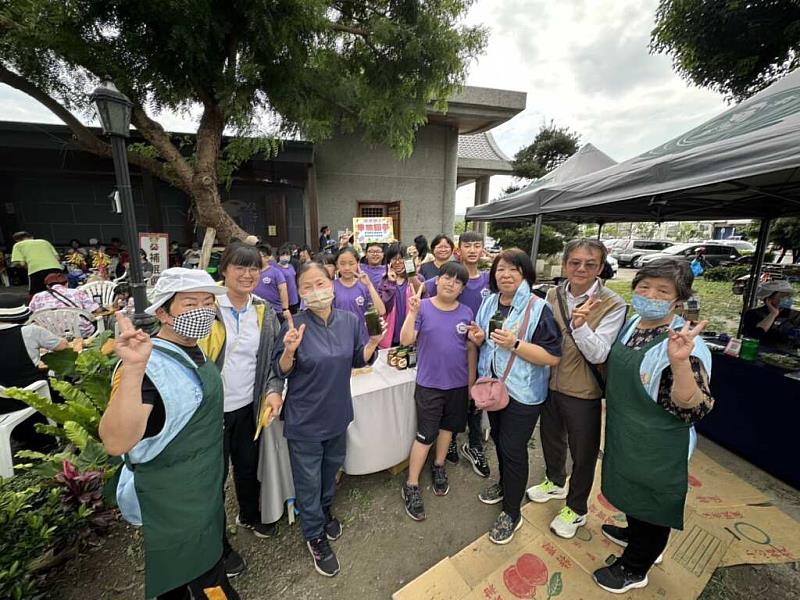 福德國小卓鴻賓校長、翁雅惠主任帶領學生，推廣手做環保洗碗精，助學生能畢旅圓夢。（頂新和德文教基金會提供）
