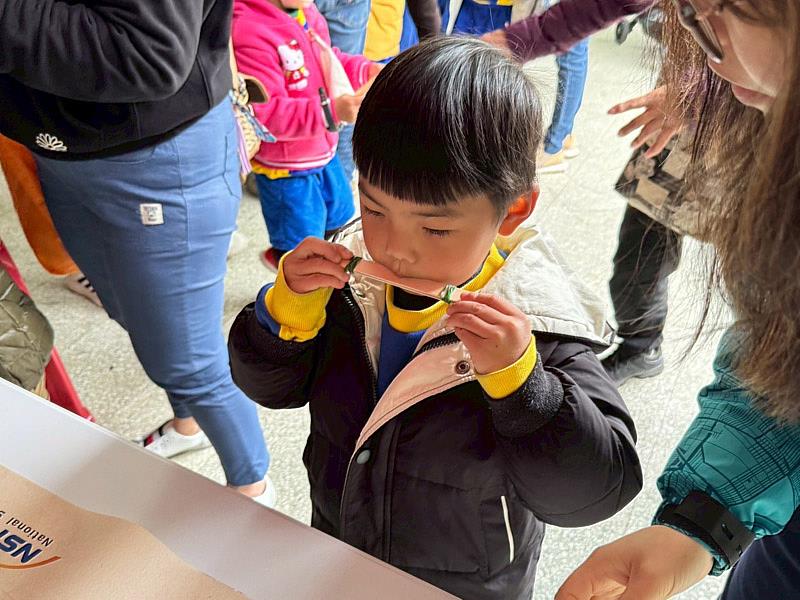 龍源國小學童開心玩鴨鴨笛