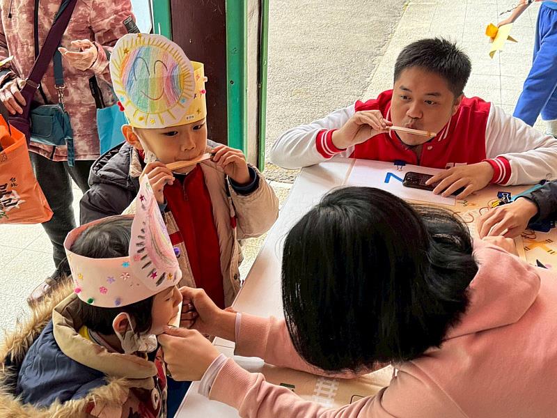 大葉大學消防學程師生教龍源國小小朋友做鴨鴨笛