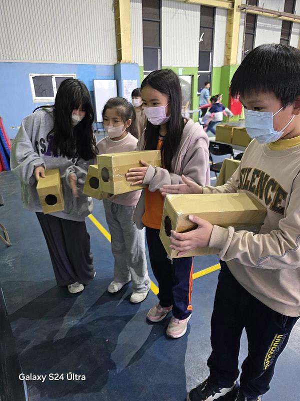 大葉大學藥保系帶華龍國小小朋友體驗空氣砲