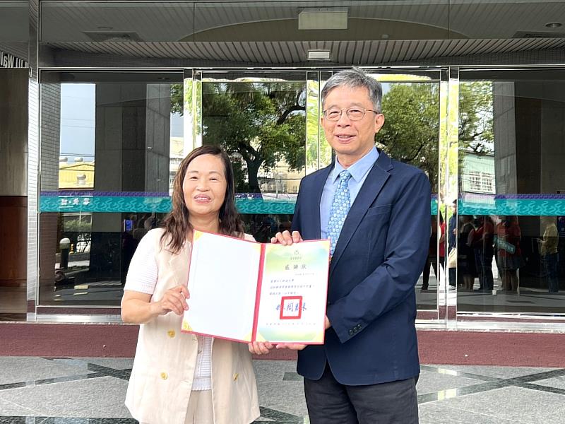 圖1、屏東縣教育處楊處長親臨大仁科大授牌「屏東縣學習型城市之學習據點」及頒發感謝狀合影。(左-屏東縣教育處楊英雪處長、右-大仁科技大學郭代璜校長)