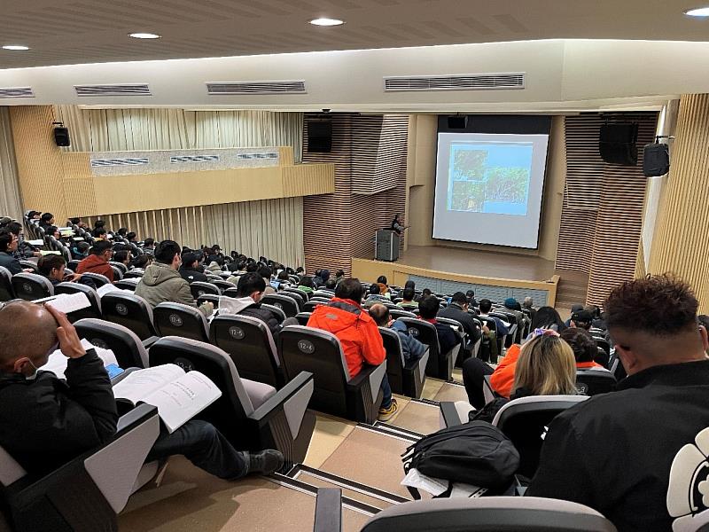 今年度2場次「護樹教育課程講習」現場授課內容包含講授相關樹木修剪及樹木保護知識