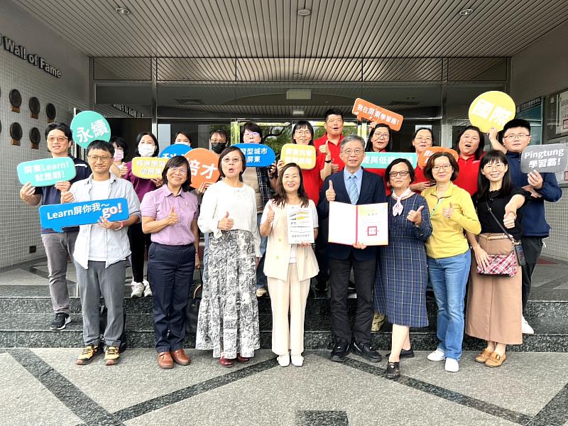 圖2、大仁科技大學正式授牌「屏東縣學習型城市之學習據點」典禮儀式合影。