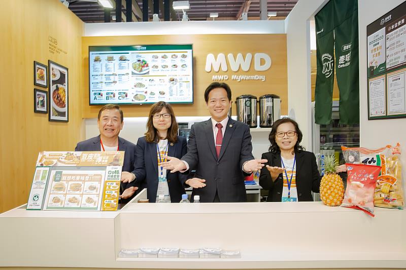 邱臣遠代理市長與「麥味登」連鎖加盟店家互動交流。