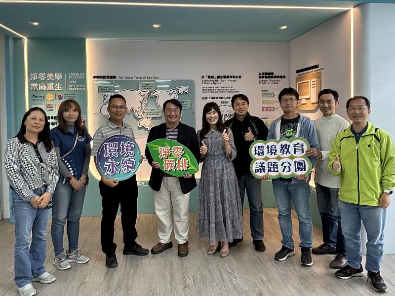 南華大學永續中心蕭雅柏執行長(左4)受邀參加種子教師營，於壽山國中淨零美學堂與種子教師們合影。