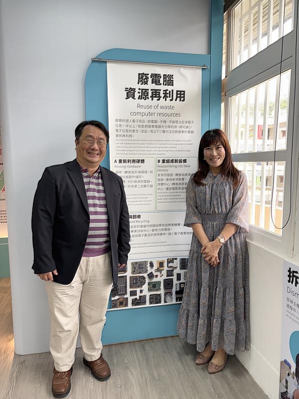 南華大學永續中心蕭雅柏執行長(左)與壽山國中林宜家校長(右)於淨零美學堂「再生電腦特展」展示掛軸前合。