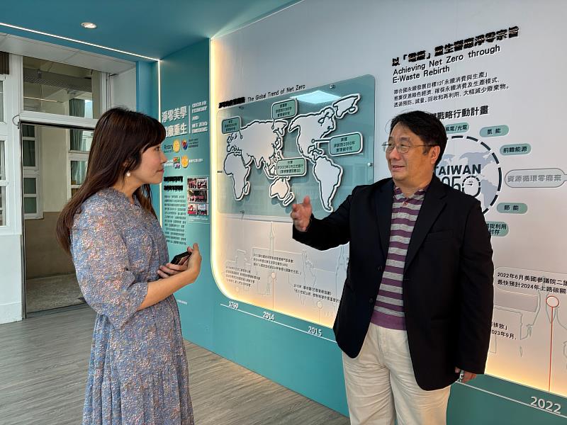 南華大學永續中心蕭雅柏執行長(右)與壽山國中林宜家校長(左)交流電子廢棄物環教議題。