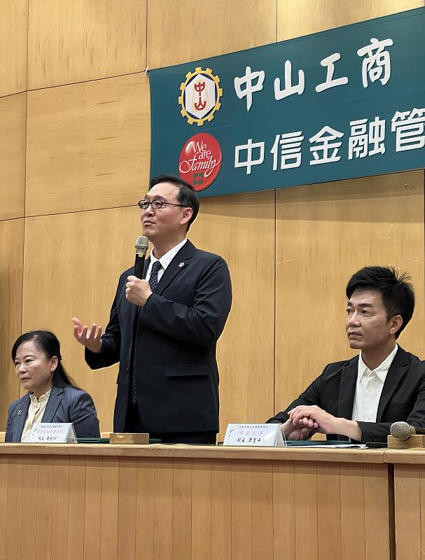 中金院校長施光訓（中）稱許高雄中山工商學生表現深受企業端肯定，雙方合作後，未來畢業生可選擇財金、財法、企管、科技金融等學系就讀，校方也提供菁英暨希望獎助學金方案，共創雙贏。右為高雄中山工商李昱平校長，左為中金院金融職訓處邱秀婕處長。（圖/中金院提供）