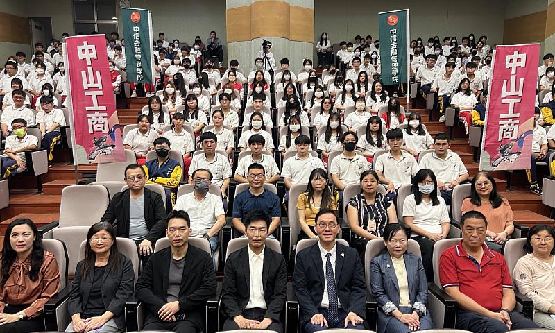 高雄中山工商師長群率商業經營科、設計群及資料處理科學生見證兩校合作締約。（圖/中金院提供）