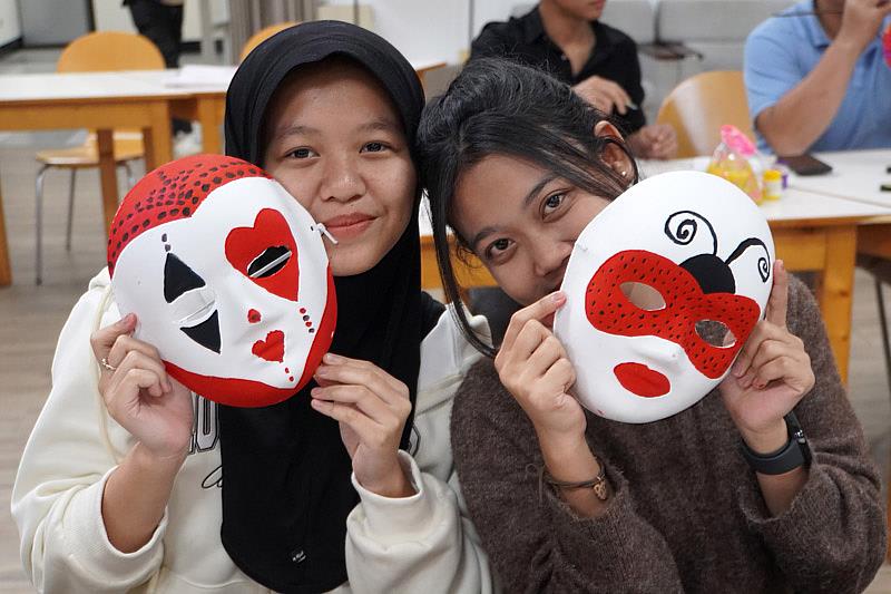 大葉大學國際學生開心展示自己畫的臉譜