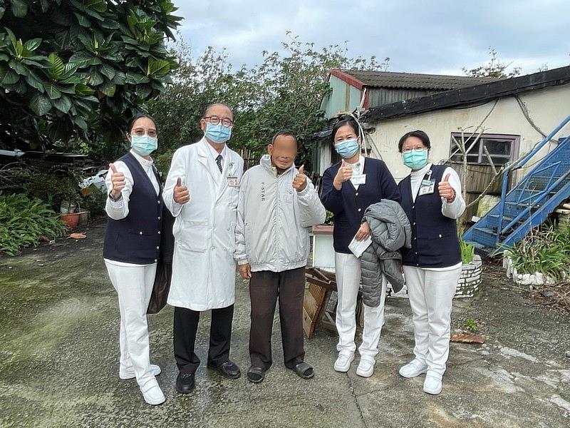 從一接觸護理及投入居家訪視的楊佩雯(右二)，常跟著許文林副院長的癌症關懷團隊深入偏鄉，更堅定她長期照護腫瘤病人的路。