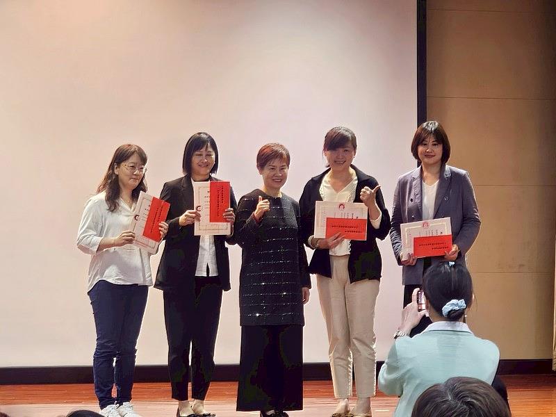 楊佩雯(左二)投入腫瘤護理23年，獲得2025年台灣腫瘤護理學會選出東部唯一一位主管組的優秀腫瘤護理人員。