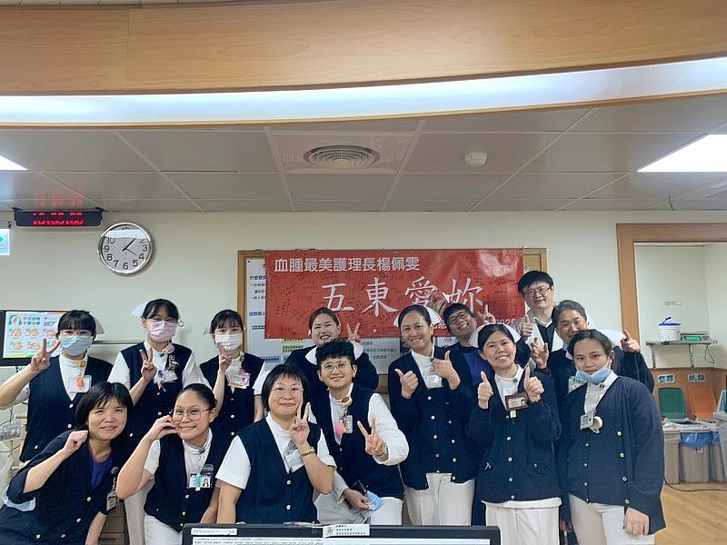 楊佩雯在血液腫瘤病房擔任近11年護理長，轉任腫瘤個管師前夕，同仁們歡送他們眼中人美心更美的「最美護理長」。
