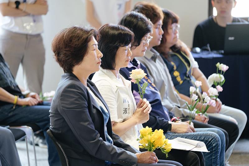 2025《自然醒慢活祭》 開幕記者會暨全國社工專場開幕記者會   臺東縣長與現場貴賓參與〔祝福療癒〕活動