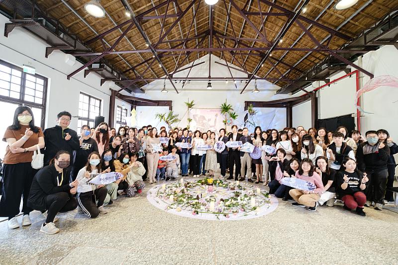 臺東縣長饒慶鈴與全國社工參與「祝福療癒」，為今年《自然醒慢活祭》正式揭開序幕