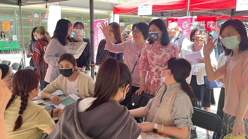 中臺科大陳錦杏校長攜護理學院教師們至各攤位與徵才機構互動