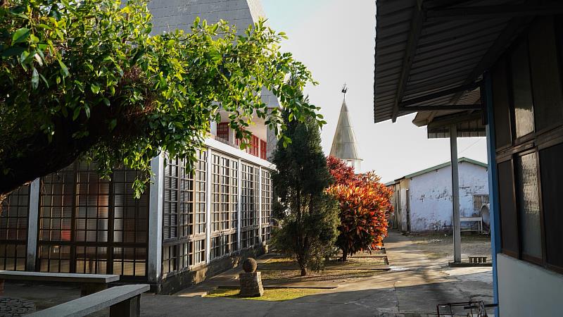菁寮聖十字架天主堂庭院。(圖由世界宗教博物館提供)