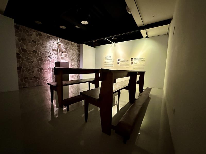 展出聖髑、菁寮堂基督光榮君王十字架與教堂內擺設的長椅。(圖由世界宗教博物館提供)