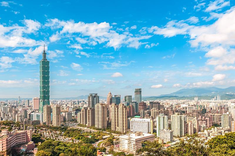 川普關稅政策影響，台灣經濟前景增添不確定性，部分民眾在規劃資產配置時，可能傾向選擇較穩健的房地產，信義代書葉惠玲提醒，進行房地產交易與貸款時，應遵守金融法規，避免因違規操作增加風險。