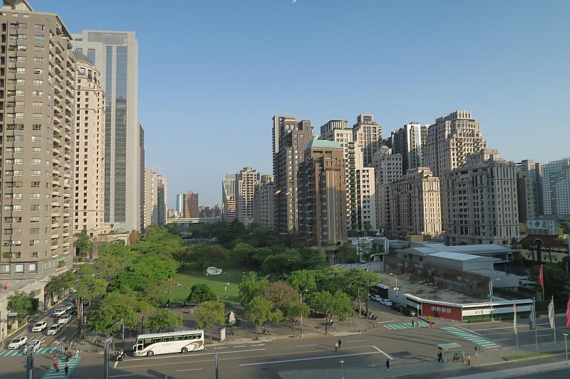 近年來,隨著建材價格上漲與缺工問題持續發酵,裝潢成本大幅提高,使得購屋族在新成屋與中古屋之間的選擇更顯得棘手。