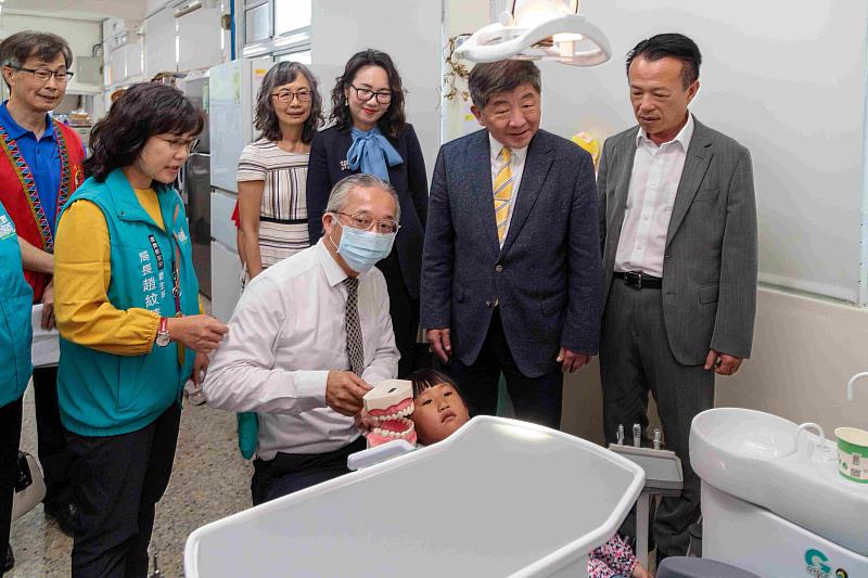 嘉義縣阿里山鄉獲捐贈牙科診療椅、75萬教育基金 造福原鄉