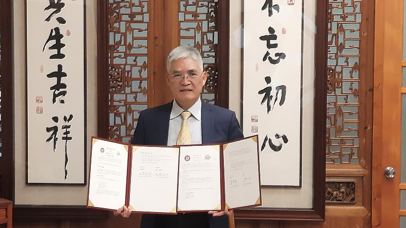 南華大學與日本花園大學進行合作簽署，正式成為姊妹校，高俊雄校長完成線上簽署儀式。