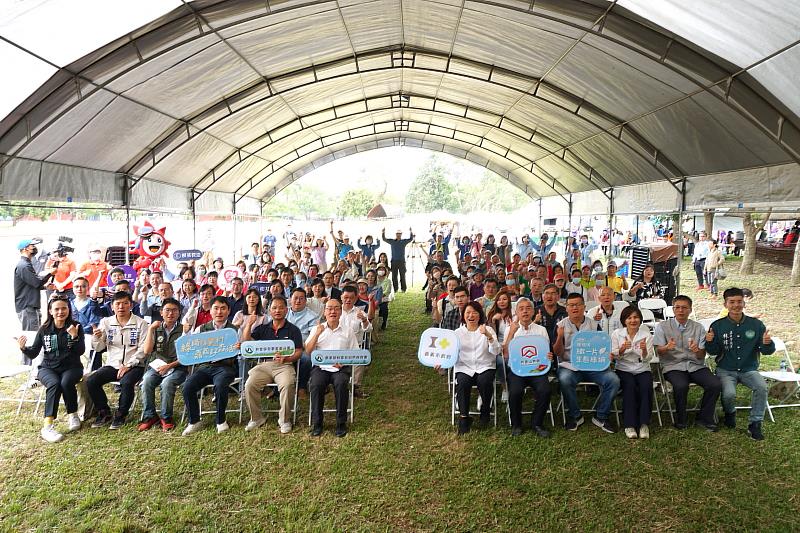 林業保育署嘉義分署攜手阿里山林鐵及文資處與嘉義市政府，於阿里山林業村盛大舉行2025「綠織林業村 嘉義好森活」植樹活動