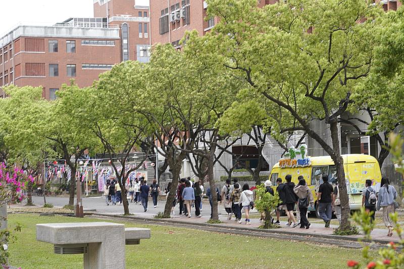 考生參觀校園