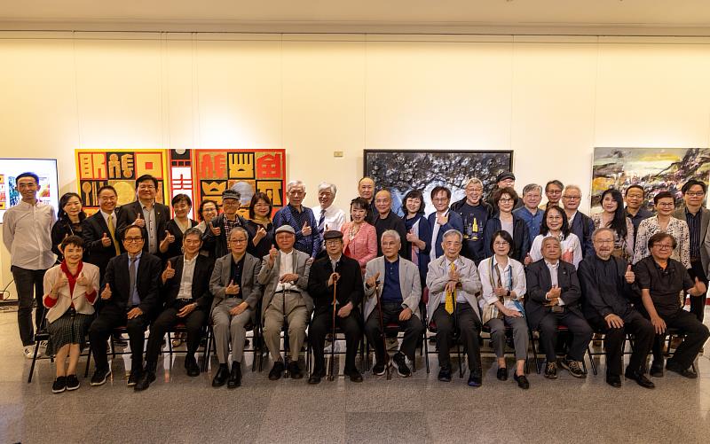 「維度綻放–2025台灣美術院年度大展」今（12）日舉行開幕式，藝術家及藝文界學者專家等共同為展覽揭幕。