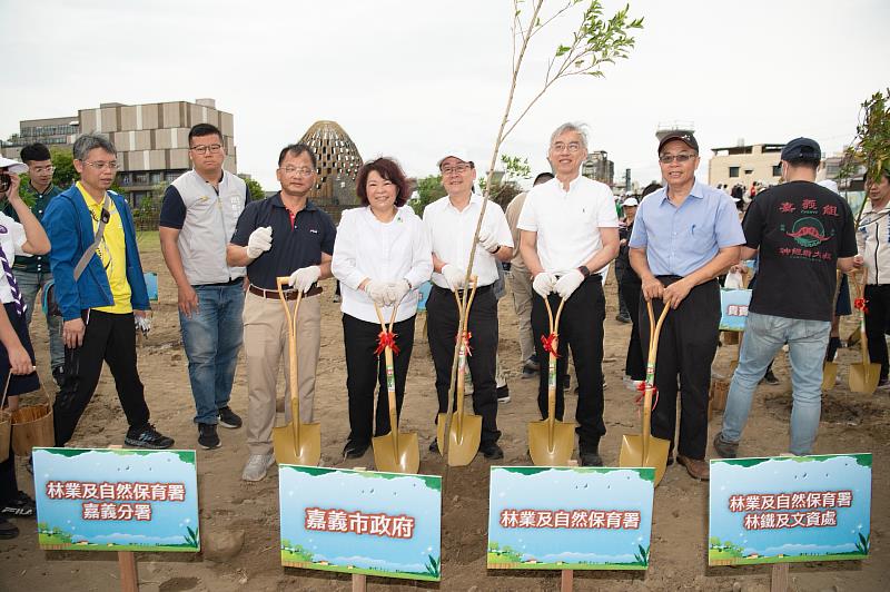 0_黃敏惠市長種下樹苗 (3)