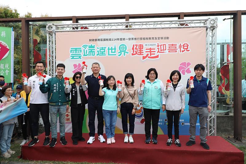 0 林瑞彥副市長(左四)為健走活動鳴笛