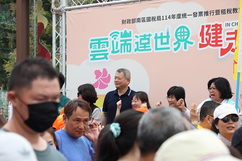 0 林瑞彥副市長為健走運動的市民送上鼓勵