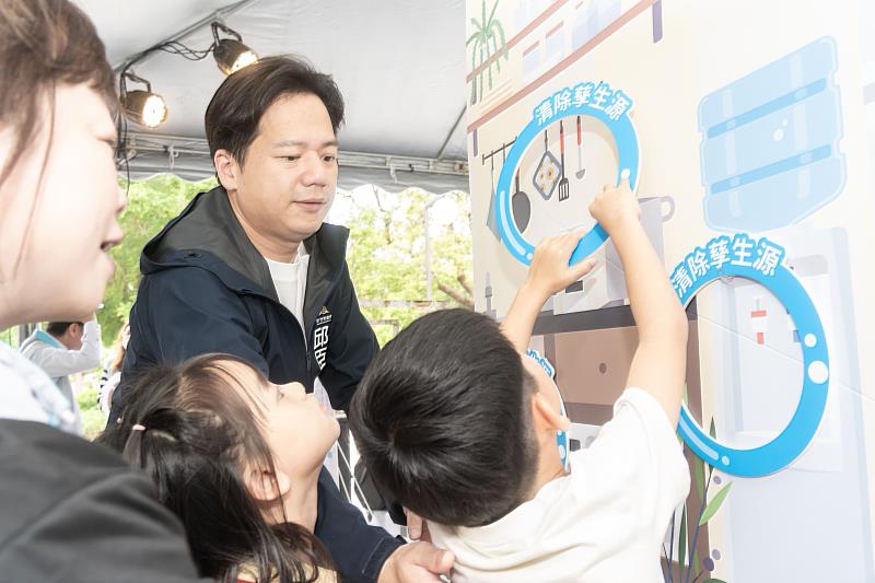 代理市長邱臣遠、衛生局長陳厚全與環保局長江盛任，一同與民眾PK「孑孓找碴大作戰」寓教於樂增加民眾防治登革熱