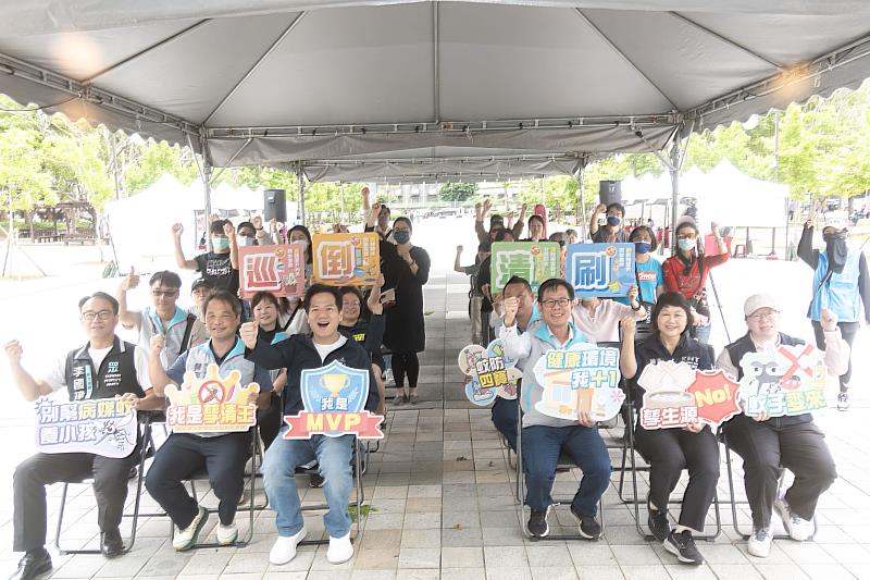 「打擊登革熱 全民總動員」活動參加貴賓與民眾合影