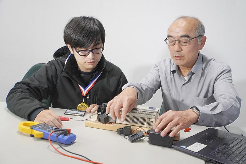 大葉大學資工系蔡渙良主任(右)指導研究生楊皓宇(左)做實驗