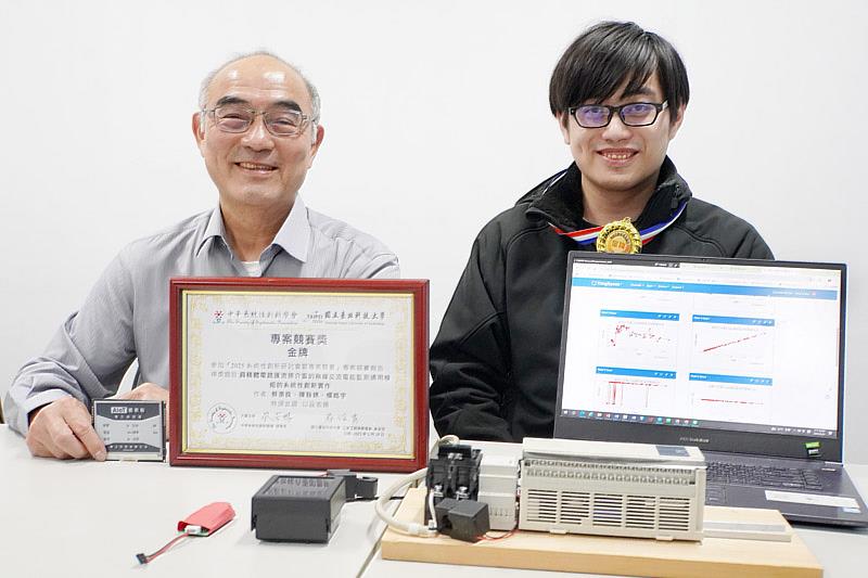 大葉大學資工系蔡渙良主任(左)與碩士生楊皓宇(右)在競賽獲金牌