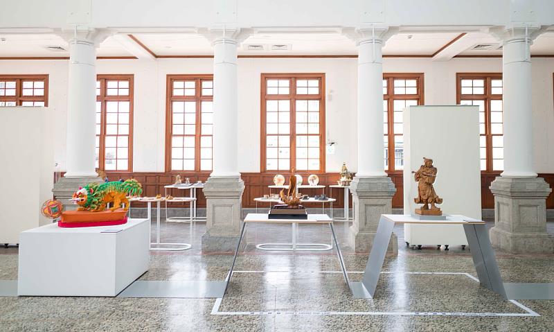 展覽展出工藝中心珍貴典藏品及桃竹苗在地工藝師精湛作品,顯現臺灣工藝在傳統與創新之間的流轉與延續。