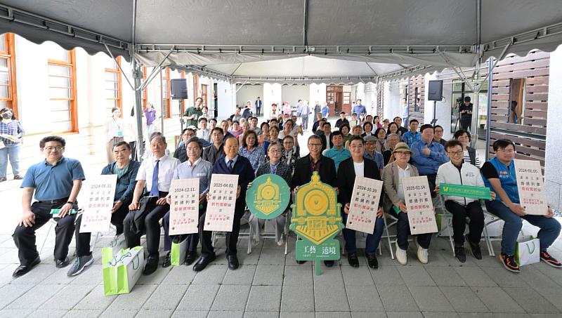 參與開幕式貴賓共同合影留念,邀請民眾一起放慢腳步,感受這些作品中潛藏的時間感、手作的溫度,每件作品皆如隨風起舞般,綻放溫潤的人文光彩。